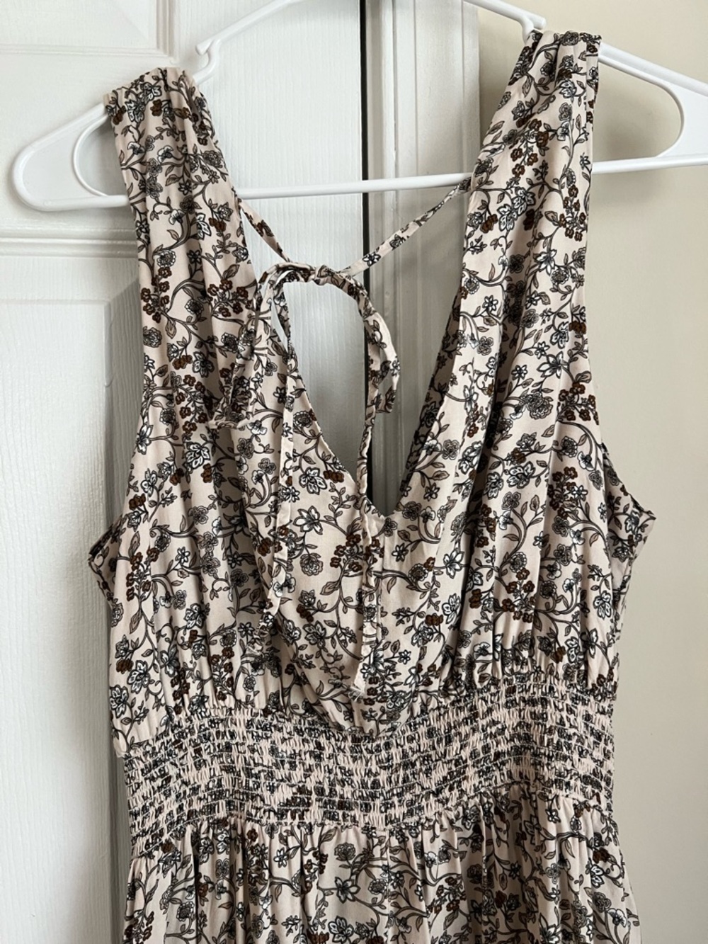 Old Navy Beige & Black Floral V-Neck Smocked Waist Sleeveless Dress Medium - Picture 7 of 9